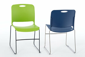 Unsere robusten Kunststoffstühle werden gerne in Lernumgebungen gestellt